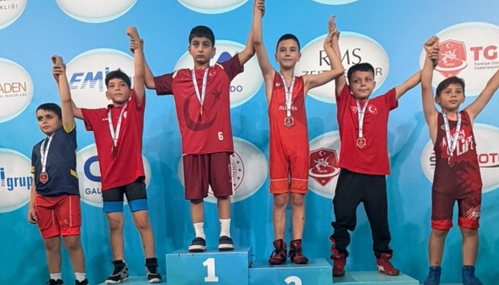Osmangazi’nin Şampiyon Güreşçileri Başarıdan Başarıya Koşuyor