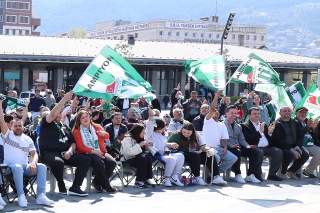 Osmangazi Meydanı’nda Bursaspor Coşkusu Zirve Yaptı