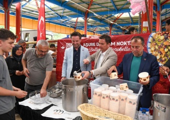 Başkan Erkan Aydın Hamitler'de Aşure Bereketini Vatandaşlarla Paylaştı