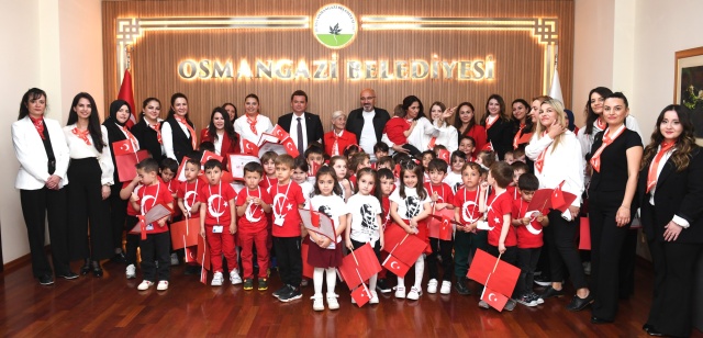 Minik Öğrencilerden Başkan Aydın’a 23 Nisan Ziyareti