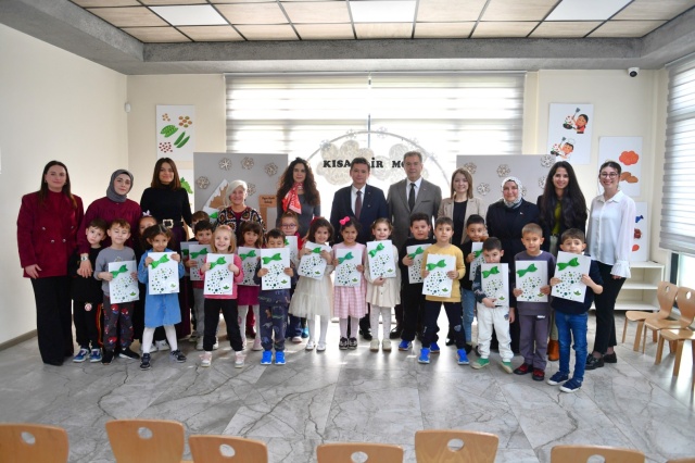 Çocukların Karnelerini Başkan Erkan Aydın Verdi