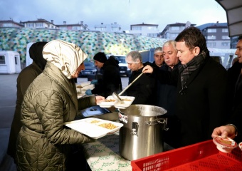 Osmangazi Belediyesi’nin İftar Sofrasında Yüzlerce Kişi Bir Araya Geldi