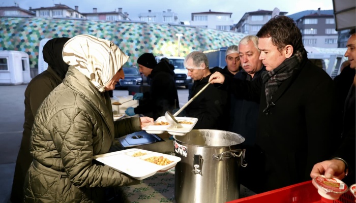 Osmangazi Belediyesi’nin İftar Sofrasında Yüzlerce Kişi Bir Araya Geldi