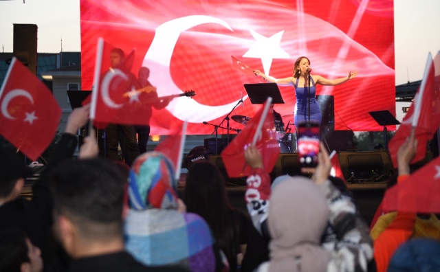 23 Nisan Kutlamaları Ecem Boyacı Konseri İle Taçlandı