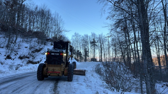 Osmangazi Belediyesi’nden Yol Genişletme ve Tuzlama Çalışması
