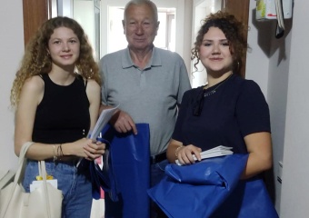 Öğrenciler Kapı Kapı Dolaşılarak Halka Çevre Bilinci Kazandırıyor
