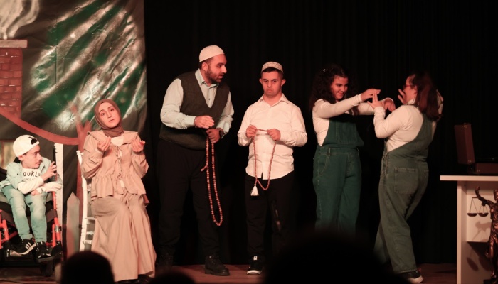 Engelli Bireyler Sahnede Usta Sanatçılara Taş Çıkarttı