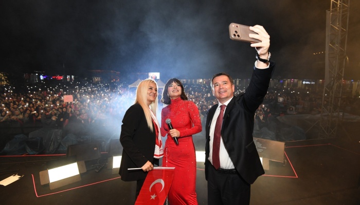 Osmangazi’de Cumhuriyet Coşkusu Göksel’in Şarkılarıyla Taçlandı