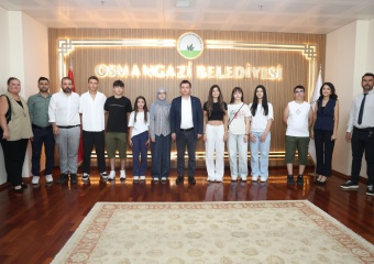 Osmangazi’de Ücretsiz LGS Kurslarının Başarılı Öğrencileri Başkan Aydın’la Buluştu