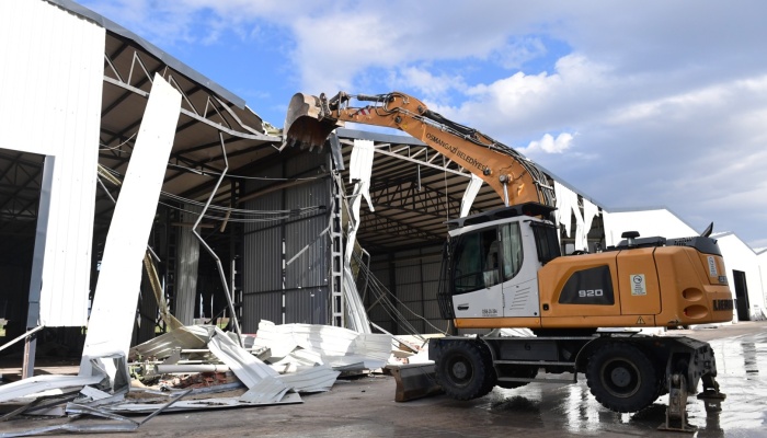 Osmangazi’de Tarım Arazilerindeki Kaçak Depolar Yıkılıyor