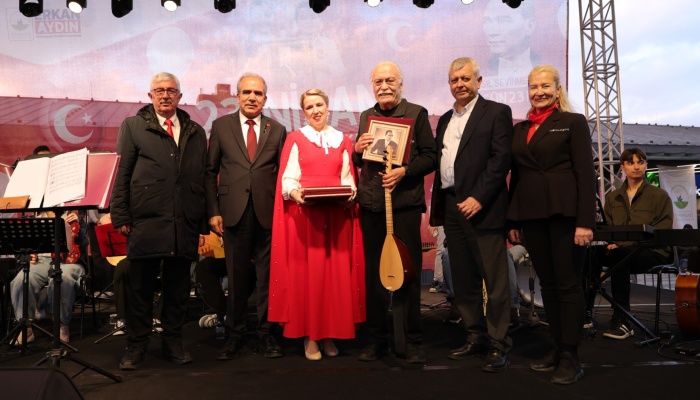 Usta Sanatçı Cahit Berkay Gençlerle Aynı Sahneyi Paylaştı