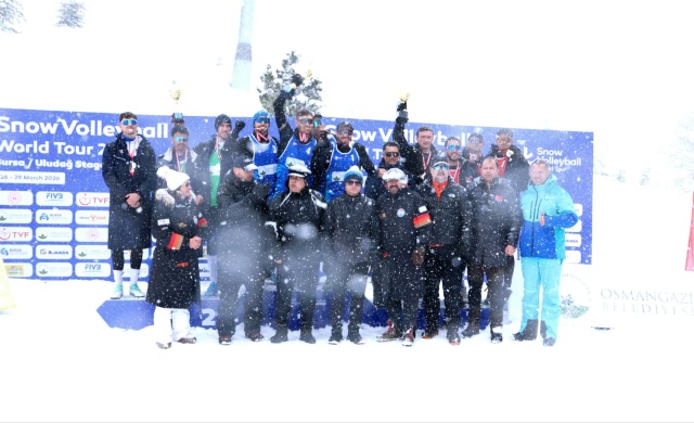 Osmangazi’den Uludağ’da Nefes Kesen Kar Voleybolu Şöleni