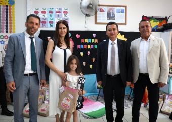 Başkan Erkan Aydın Öğrencilere Karnelerini Verdi