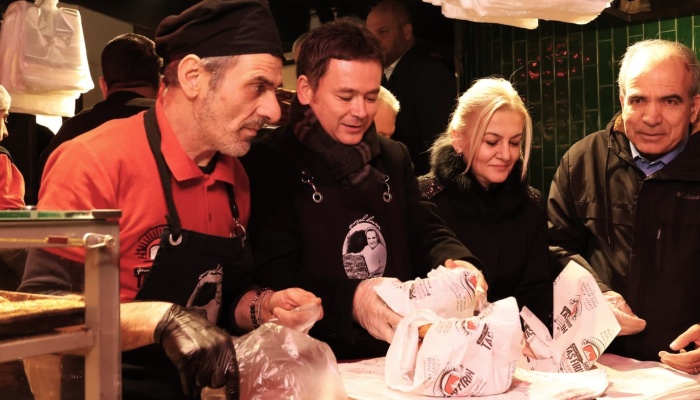 Başkan Erkan Aydın Abdal Meydanı’nda Vatandaşlarla Sahur Yaptı