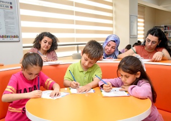 "Hayatımın İlk Kütüphanesi Annem" Anne ve Çocukların Gönüllerine Dokundu